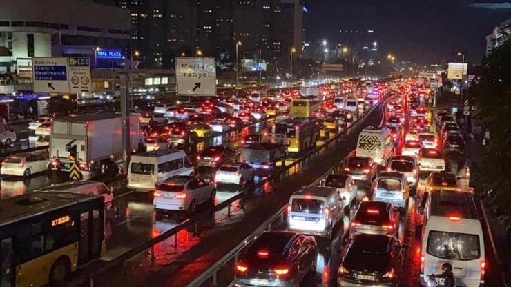  Trafik yoğunluğu yüzde 80'e çıktı! İşte kara yollarında son durum