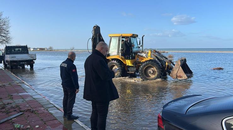 Enez'de deniz taştı; belediye ekipleri çalışma başlattı Enez'de deniz taştı; belediye ekipleri çalışma başlattı