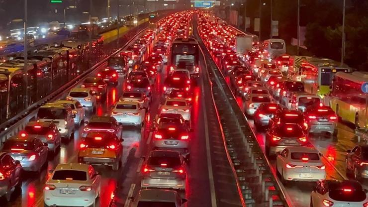 SON DAKİKA HABERİ: İstanbul'da trafik yoğunluğu yüzde 89'a çıktı