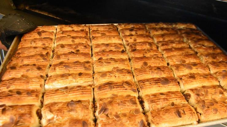 İftarların vazgeçilmezi hurmadan börek yaptı