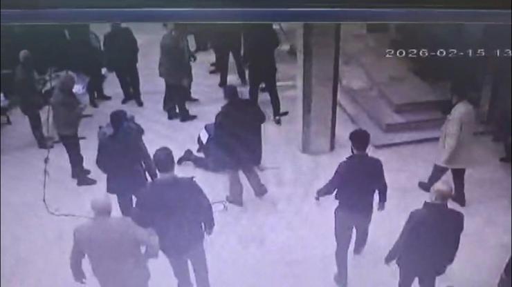 Sultangazide dehşet veren anlar: Cami avlusunda dayısına kaldırım taşıyla saldırdı