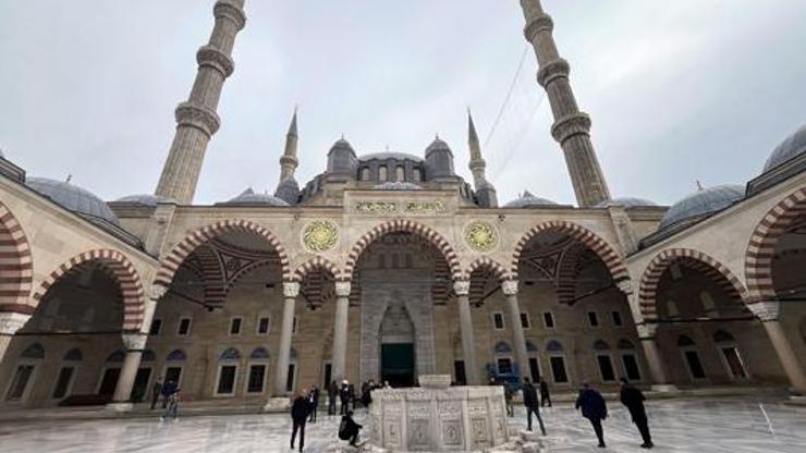 Selimiye Camisi 4 yıl sonra ibadete açıldı, cemaatle ilk namaz kılındı