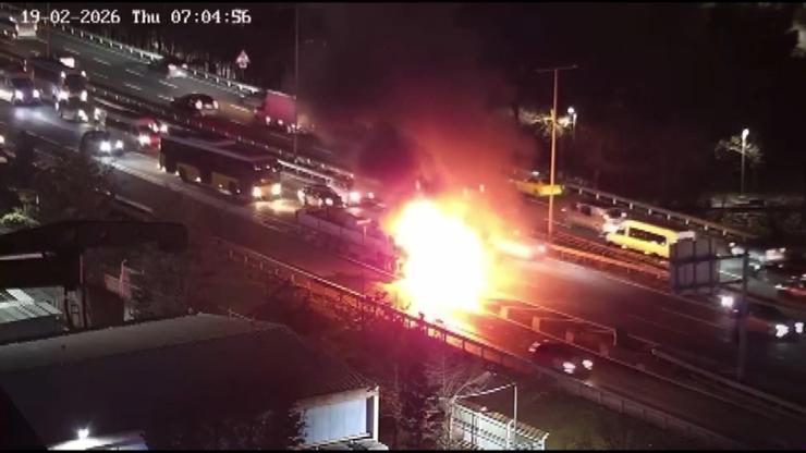 Eyüpsultan'da TIR alev alev yandı