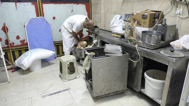  Hamuru ayaklarıyla çiğnedi