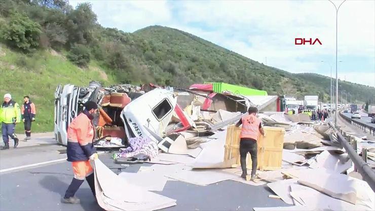  Kocaeli'de TIR'lar çarpıştı, İstanbul yönü ulaşıma kapandı