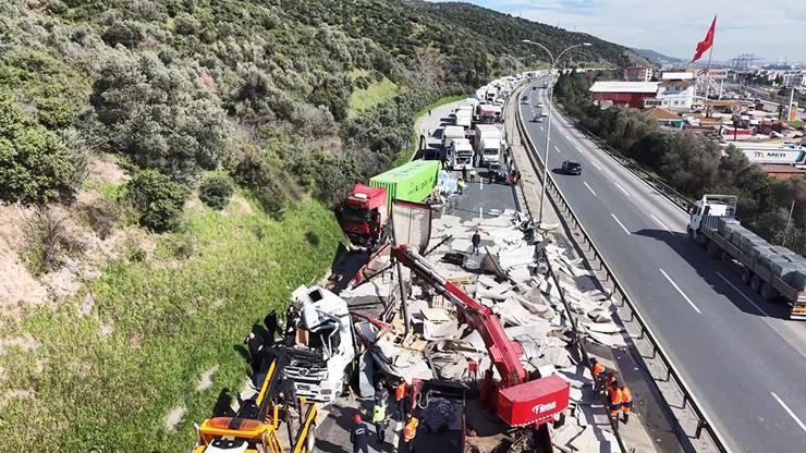 Son dakika haberi: TEM'de lastiği patlayan TIR'a çarpan TIR devrildi: İstanbul yönü ulaşıma tekrar açıldı Son dakika haberi: TEM'de lastiği patlayan TIR'a çarpan TIR devrildi: İstanbul yönü ulaşıma tekrar açıldı