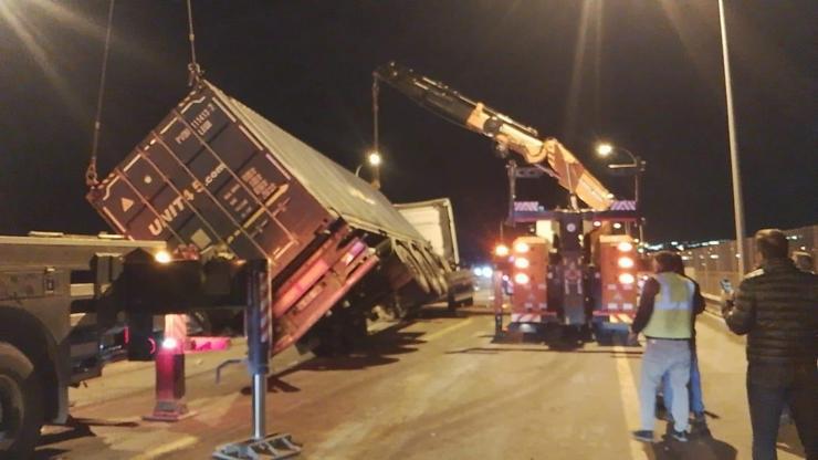 Büyükçekmece TEM Otoyolunda TIR devrildi