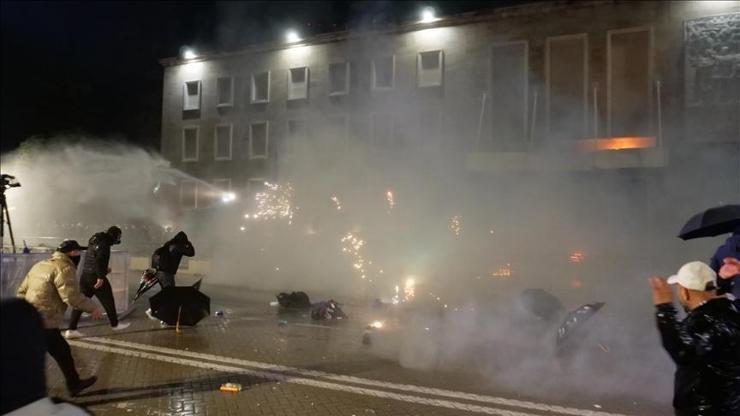 Tiranda binlerce kişi Rama hükümetinin istifasını istedi