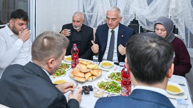  Bakan Ersoy vatandaşlarla yürüdü, ev sofrasında iftar açtı