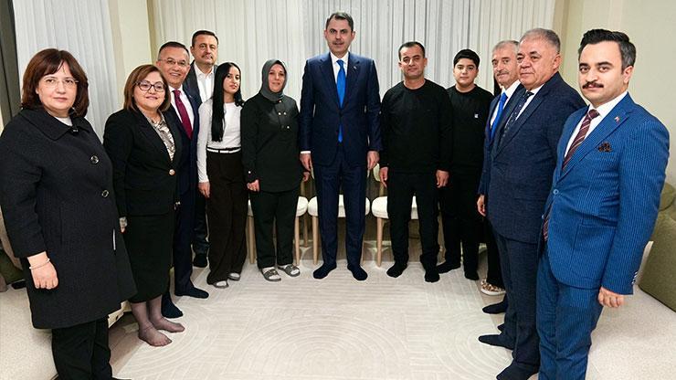 Bakan Kurum, depremzede ailenin yeni evine misafir oldu