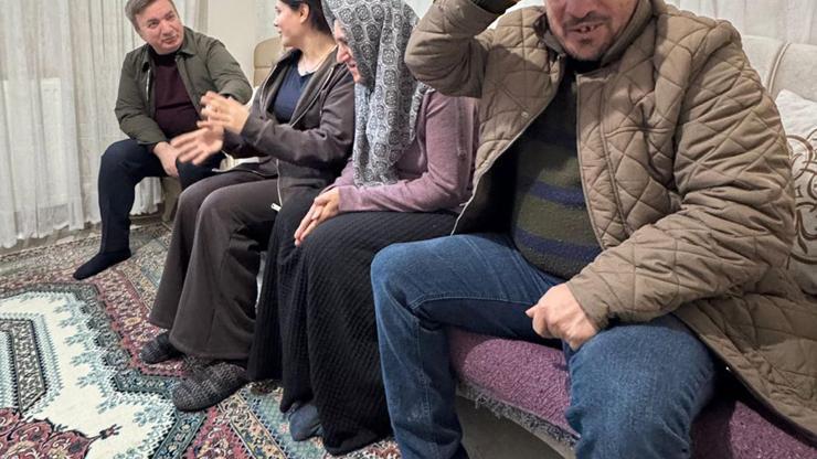 Çilem, özel gereksinimli abla ve ağabeyine hem annelik hem babalık yapıyor Çilem, özel gereksinimli abla ve ağabeyine hem annelik hem babalık yapıyor