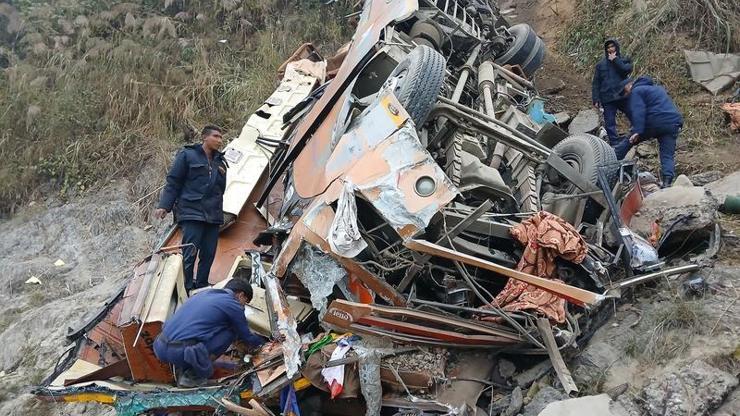 Nepalde feci otobüs kazası: 19 ölü