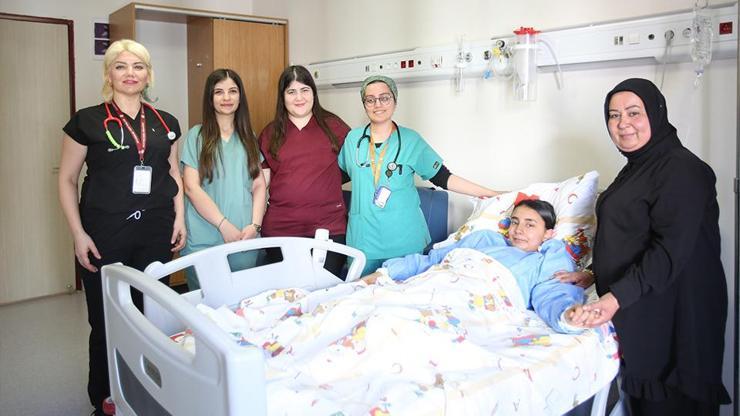 Gören doktorlar bile şaştı kaldı 14 yaşındaki kızın midesinden 3 kilo saç çıktı