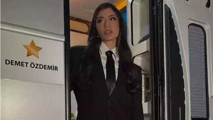 Demet Özdemirin yeni yaşı için İranlı sevenleri bağış yaptı