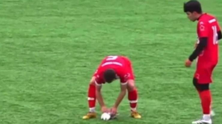 Maç esnasında top çarpan martıya kalp masajı! Maç esnasında top çarpan martıya kalp masajı!