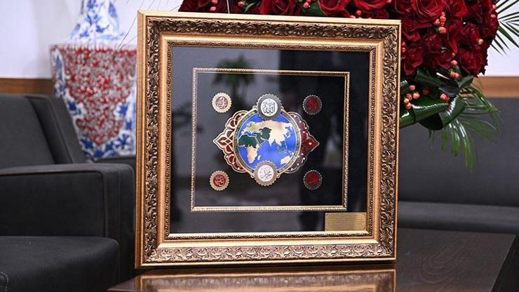  Dikkat çeken gül ve harita detayı