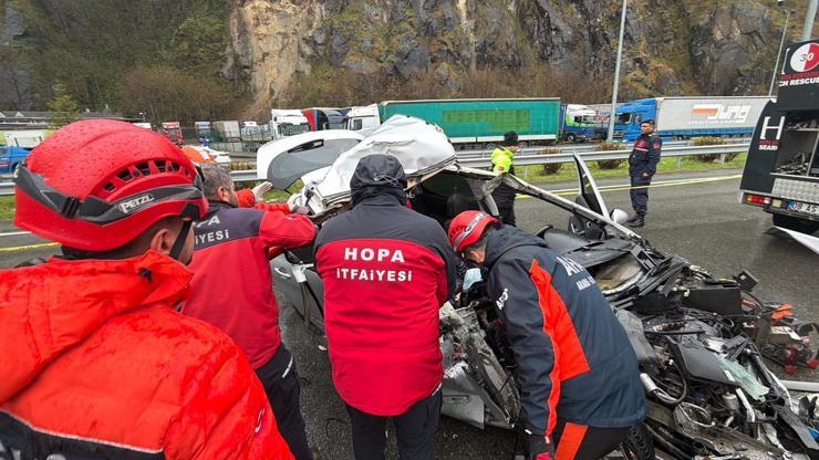 Feci kazada 2 kişi can verdi! Araç bu hale geldi