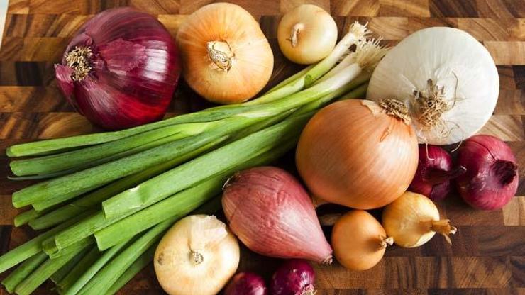 Binlerce Yıldır Mutfağın Şifa Kaynağı: Kırmızı Soğanın Antioksidan Gücü mü, Yeşil Soğanın Vitamin Fırtınası mı Daha Etkili