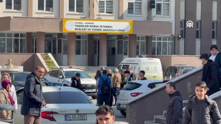 İstanbul'da lisede dehşet! 11. sınıf öğrencisi 2 öğretmen ve arkadaşını bıçakladı İstanbul'da lisede dehşet! 11. sınıf öğrencisi 2 öğretmen ve arkadaşını bıçakladı