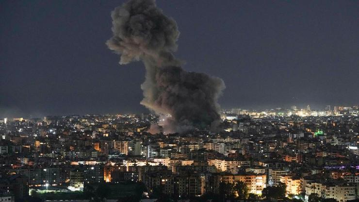 İsrailden Beyruta saldırı: Hizbullaha ait radyo binasını vurdu