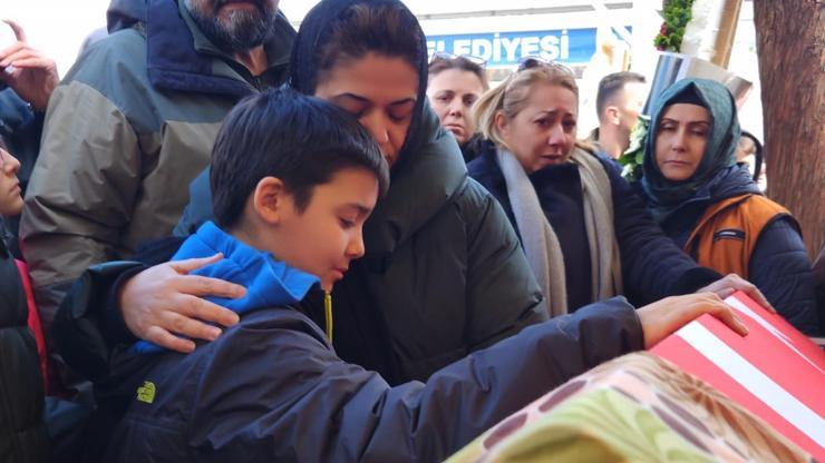 En acı kare Fatma öğretmene veda: Annesine son sarılış