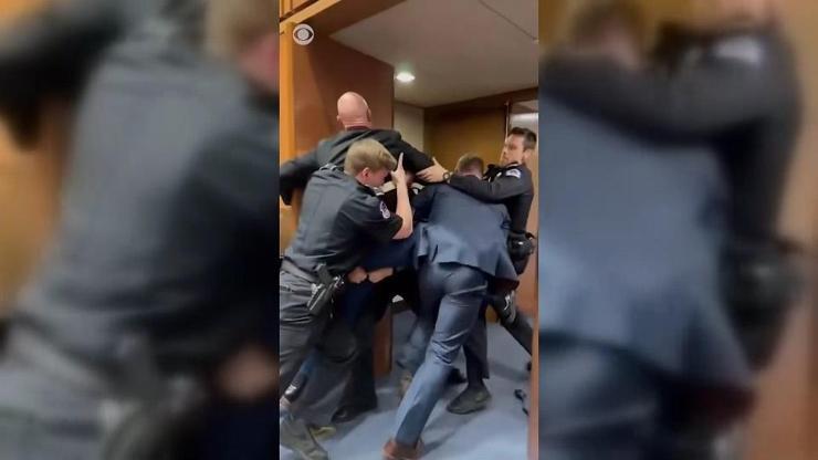 Yaka paça dışarı atıldı Eski askerden savaşa hayır protestosu