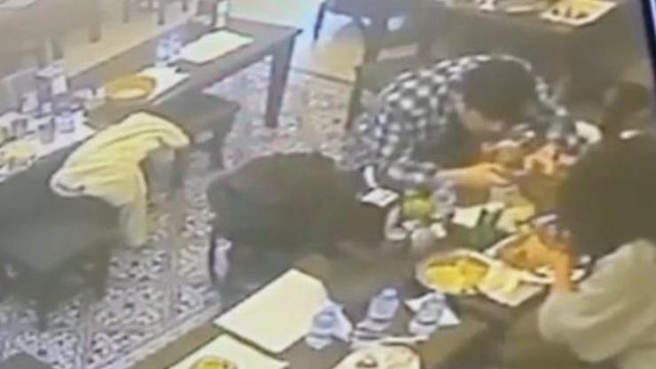  Taksim... Restoranda akılalmaz olay! Yemekten çıkan böcek adamın dudağını ısırdı