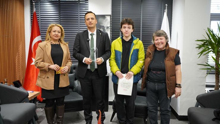 Başkan Eşki başarılı öğrencileri ağırladı, tabletle ödüllendirdi