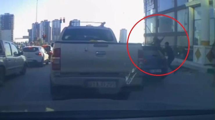 Trafik magandaları dehşet saçtı: Tartıştıkları sürücüye sopa ve sandalyelerle saldırdılar