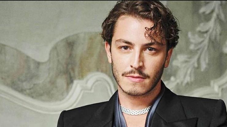 Paris’te Boran Kuzum Rüzgarı Cesur Tarzı Moda Haftasında Gündem Oldu