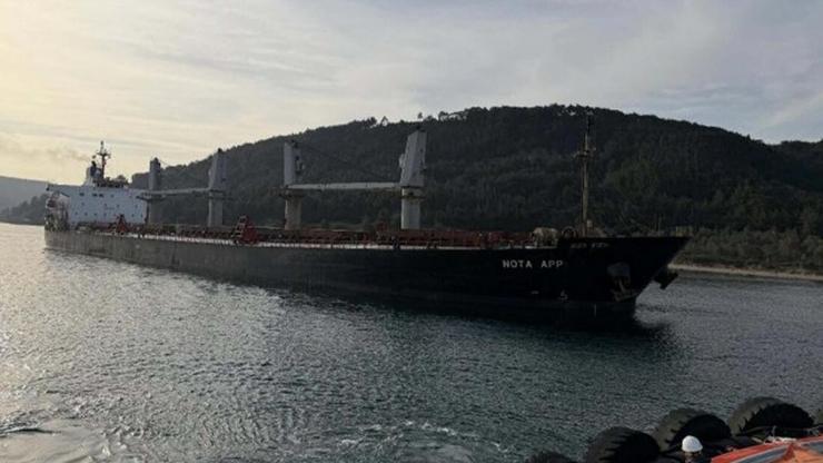 Çanakkale Boğazı’nda arıza yapan yük gemisi karaya oturdu