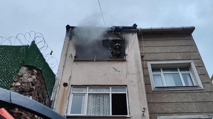 Fatih'te 2 katlı binada yangın çıktı; 1 kişi hayatını kaybetti Fatih'te 2 katlı binada yangın çıktı; 1 kişi hayatını kaybetti