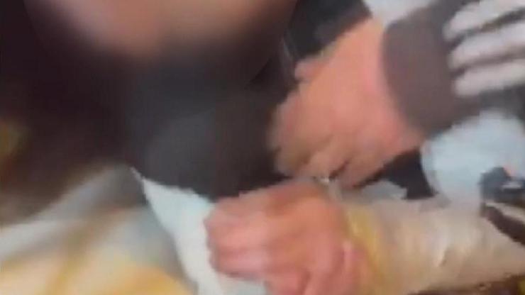 İstanbul - Fatih'te elleri ve ayakları bantlanarak akranları tarafından darbedildi; 3 gözaltı İstanbul - Fatih'te elleri ve ayakları bantlanarak akranları tarafından darbedildi; 3 gözaltı