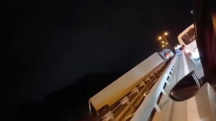 İstanbul - Büyükçekmece TEM Otoyolu'nda TIR devrildi; trafikte yoğunluk oluştu İstanbul - Büyükçekmece TEM Otoyolu'nda TIR devrildi; trafikte yoğunluk oluştu