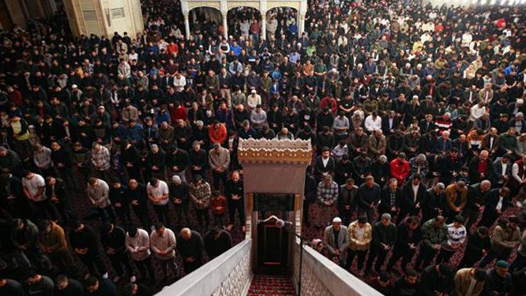 Tüm yurtta Kadir Gecesi dualarla idrak edildi