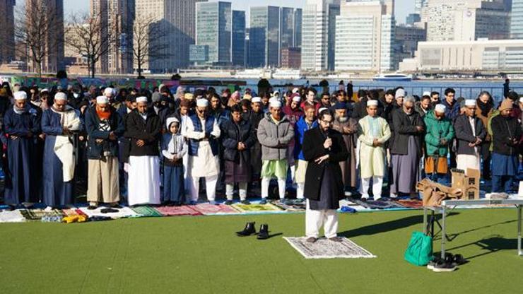 New York’ta bayram namazı sokaklara taştı