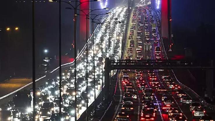 İstanbul'da gece saatlerinde trafik yoğunluğu!