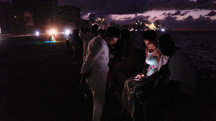 Küba’da elektrik sistemi çöktü: Ülke bir haftada ikinci kez karanlığa gömüldü