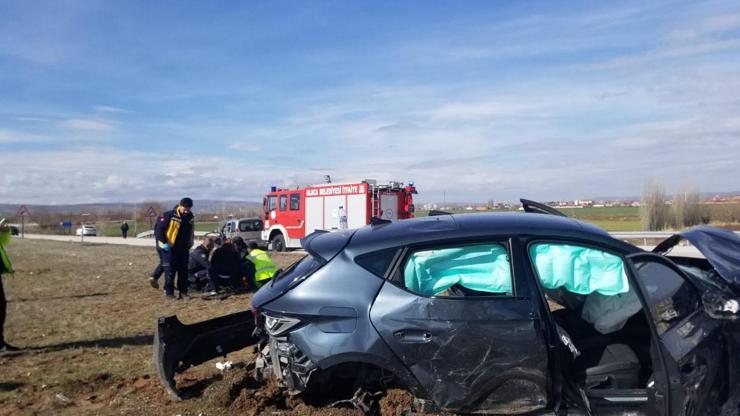 Otomobille hafif ticari aracın çarpıştığı kaza kamerada; 1’i çocuk, 6 yaralı