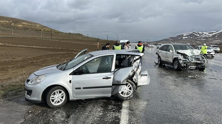 Sivas'ta 3 aracın karıştığı zincirleme kaza: 1 ölü, 5 yaralı Sivas'ta 3 aracın karıştığı zincirleme kaza: 1 ölü, 5 yaralı