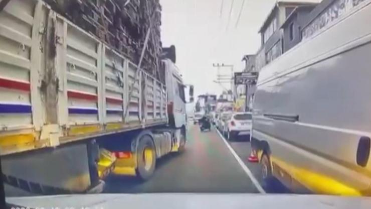 TIR'dan inip, bıçakla otomobile saldırdılar