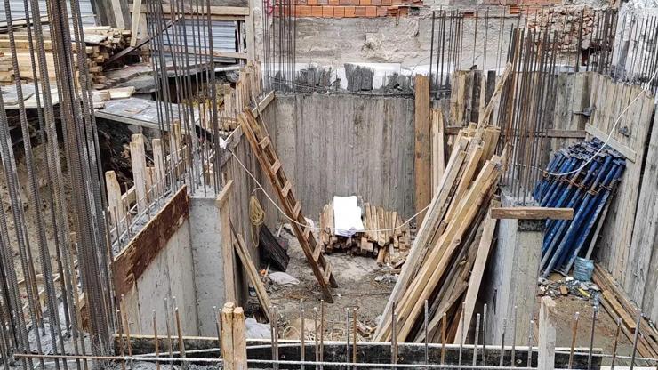 Zeytinburnu'nda inşaatta merdivenden düşen işçi yaralandı