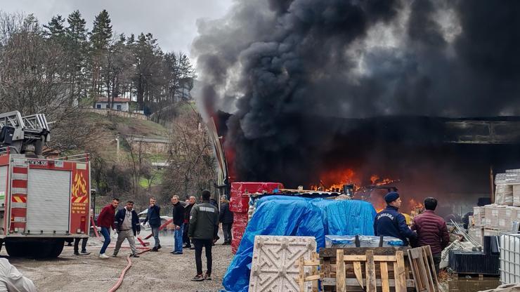 Yangın çıkan depoda zarar oluştu Yangın çıkan depoda zarar oluştu