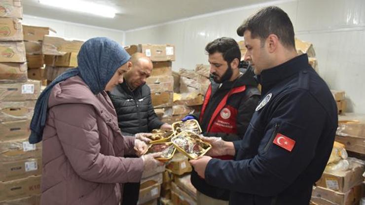 Vatandaşa yedireceklerdi, enselendiler 8 kamyon bozuk tavuk eti ele geçirildi