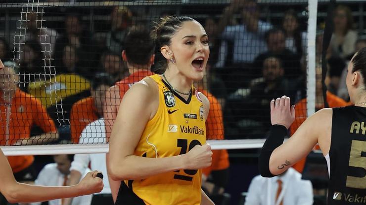 Finalde Eczacıbaşı'nı yenen VakıfBank, Kupa Voley'de şampiyon oldu