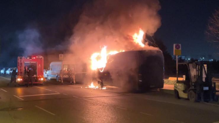 Kağıthane'de park halindeki servis midibüsü alev alev yandı