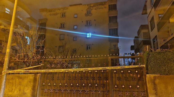 Kolonlardan ses geldi, 51 kişinin olduğu bina boşaltıldı