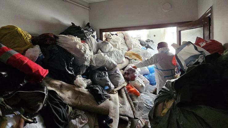 Bursa'da mahalle şikayet etti, evden 4 kamyon çöp çıktı Bursa'da mahalle şikayet etti, evden 4 kamyon çöp çıktı