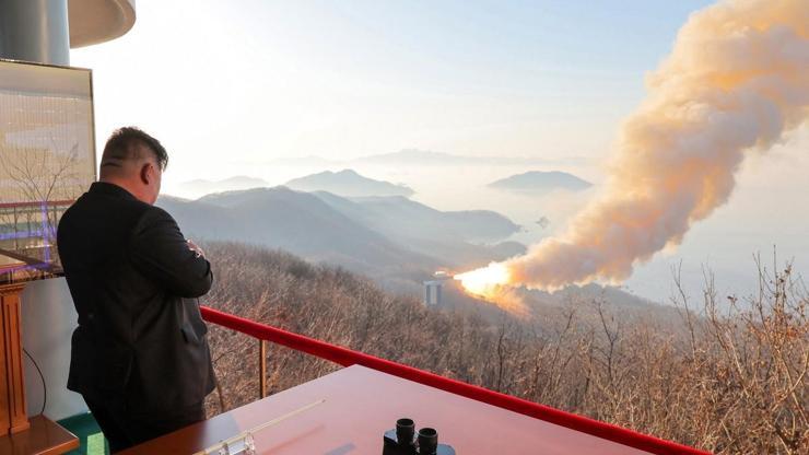 Kim Jong-un, füze motoru testini yerinde izledi