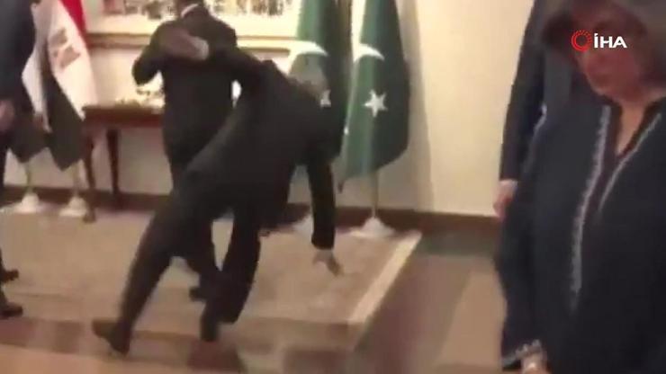 Kritik zirvede görünmez kaza! Pakistan Dışişleri Bakanı bir anda kendini yerde buldu Kritik zirvede görünmez kaza! Pakistan Dışişleri Bakanı bir anda kendini yerde buldu